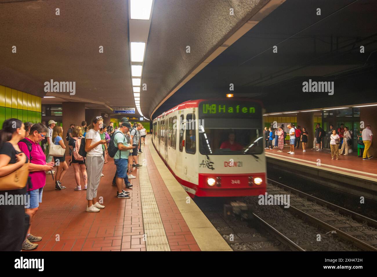 Dortmund: U-Bahn U49 im Ruhrgebiet, Nordrhein-Westfalen, Nordrhein-Westfalen, Deutschland Stockfoto