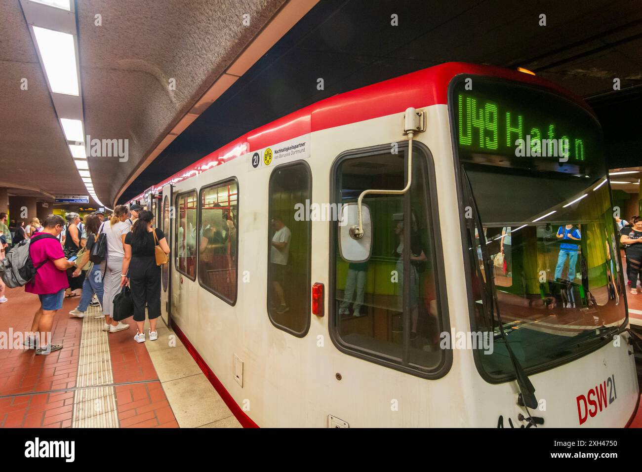 Dortmund: U-Bahn U49 im Ruhrgebiet, Nordrhein-Westfalen, Nordrhein-Westfalen, Deutschland Stockfoto