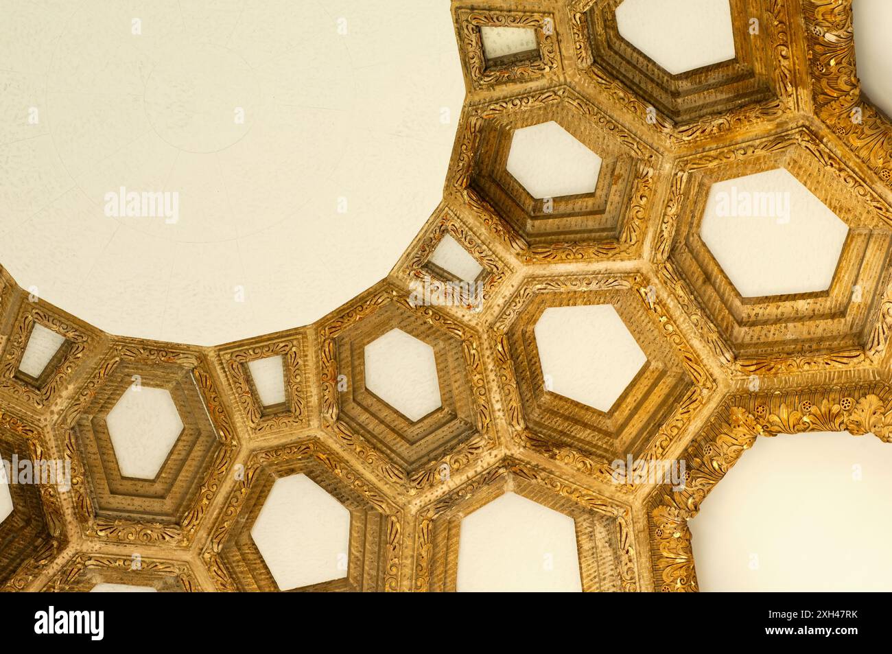Goldene geometrische Muster schmücken die Innendecke der Rotunde im Palace of Fine Arts in San Francisco, CA. Stockfoto