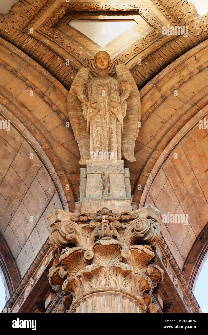 Eine Engelsstatue beobachtet Besucher, die den Palace of Fine Arts, ein monumentales Gebäude im Marina District von San Francisco, besichtigen. Stockfoto