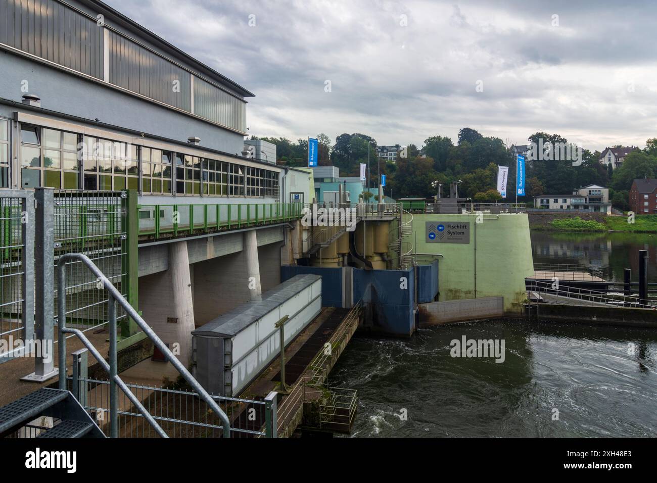 Essen: Ruhr, Stausee Baldeneysee, Staudamm und Wasserkraftwerk im Ruhrgebiet, Nordrhein-Westfalen, Deutschland Stockfoto