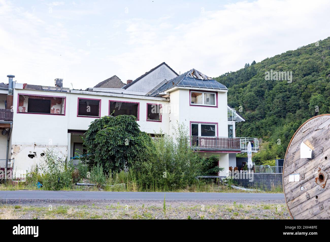 Das Ahrtal 3 Jahre nach der Flutkatastrophe drei Jahre nach der Flutkatastrophe Ahrtal vom 14.07.2021 ist der Wiederaufbau im vollen Gange. Die Spuren der Katastrophe sind weiterhin stark zu erkennen. Rech Rheinland-Pfalz Deutschland *** das Ahrtal 3 Jahre nach der Hochwasserkatastrophe drei Jahre nach der Hochwasserkatastrophe im Ahrtal am 14. Juli 2021 ist der Wiederaufbau in vollem Gange die Spuren der Katastrophe sind noch deutlich sichtbar Rech Rheinland Pfalz Deutschland Copyright: XBonn.digitalx/xMarcxJohnx Stockfoto