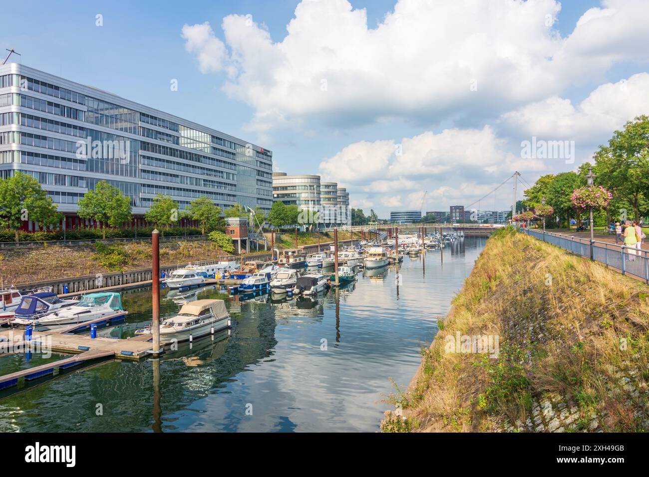 Duisburg: hafen Innenhafen, Yachthafen, Boote im Ruhrgebiet, Nordrhein-Westfalen, Nordrhein-Westfalen, Deutschland Stockfoto