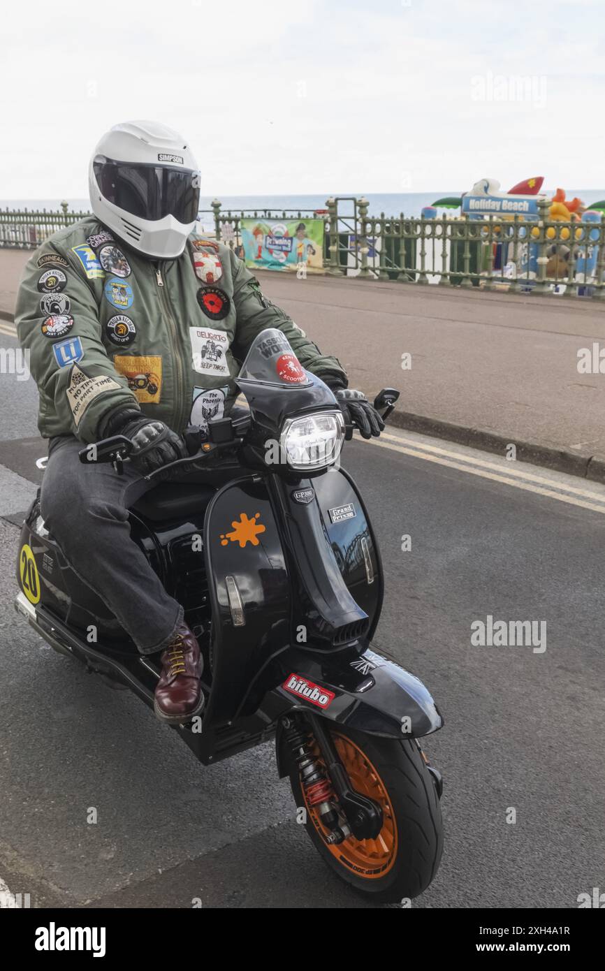 England, Kent, Margate, die Big 7 National Scooter Rally, man reitet Vintage Scooter an der Küste von Margate Stockfoto