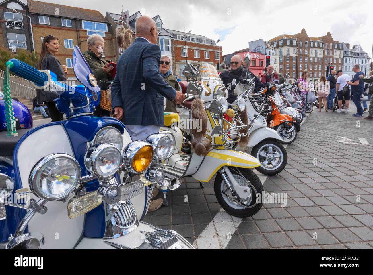 England, Kent, Margate, die Big 7 National Scooter Rally, Reihe der Vintage Scooter an Margate Küste Stockfoto