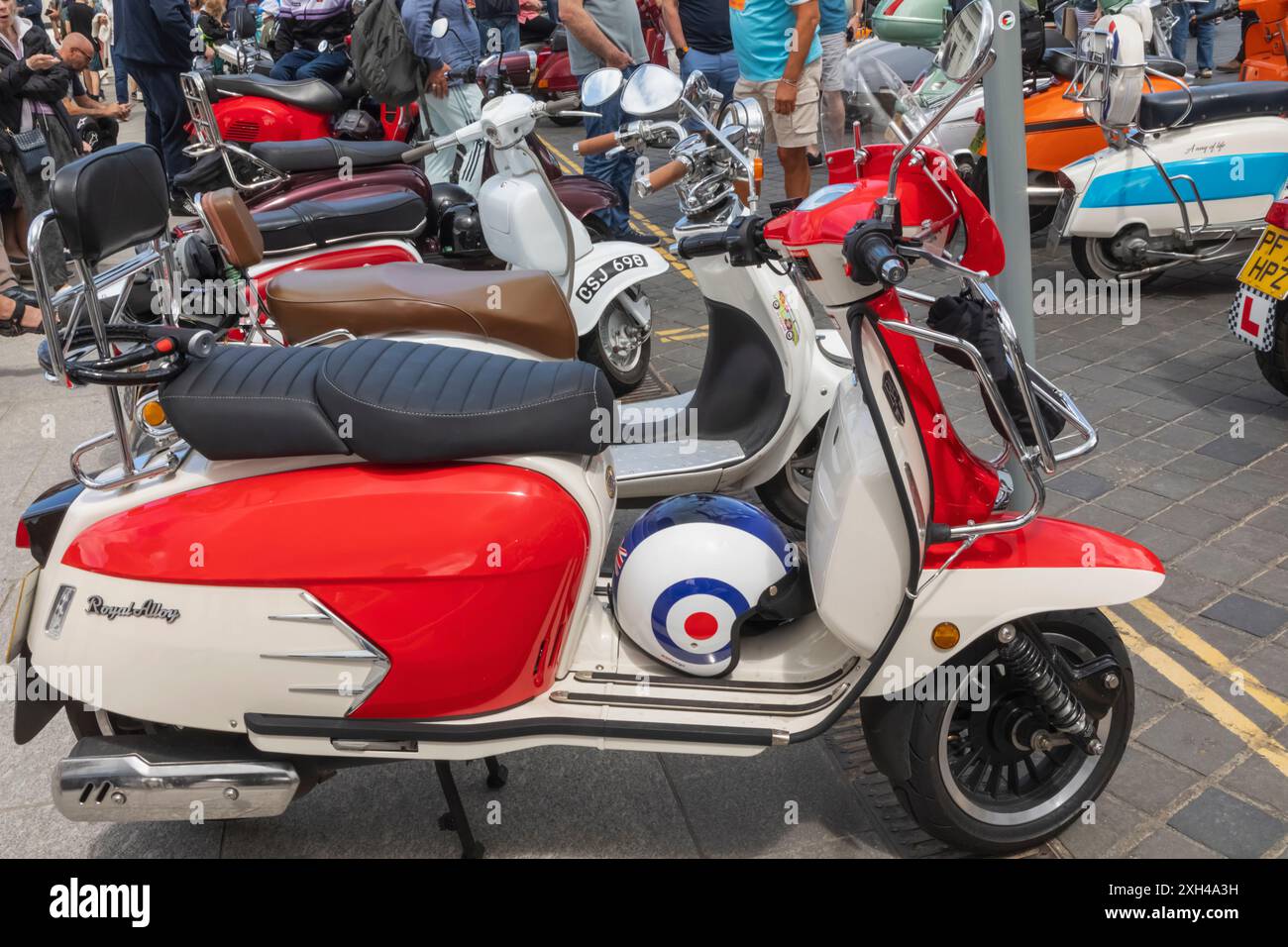 England, Kent, Margate, die Big 7 National Scooter Rally, Reihe der Vintage Scooter an Margate Küste Stockfoto