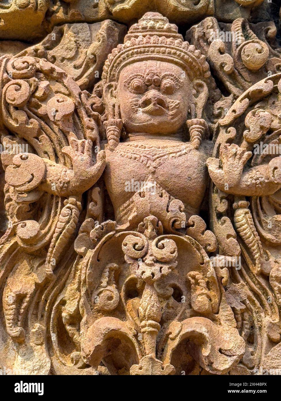 Banteay Srei Tempel, ein Miniaturtempelkomplex, der vollständig aus rotem Sandstein in der Gegend von Angkor, Kambodscha, gebaut wurde. Stockfoto