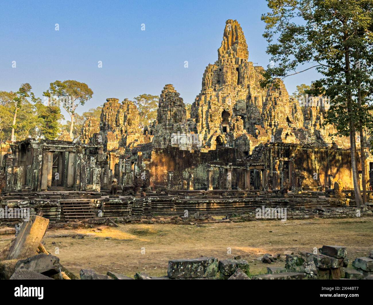 Bayon, der staatliche Tempel des Königs Jayavarman VII. Aus dem späten 12. Jahrhundert, der mitten in Angkor Thom in Kambodscha steht. Stockfoto