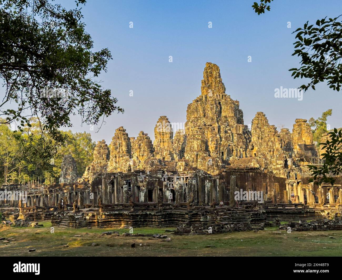 Bayon, der staatliche Tempel des Königs Jayavarman VII. Aus dem späten 12. Jahrhundert, der mitten in Angkor Thom in Kambodscha steht. Stockfoto