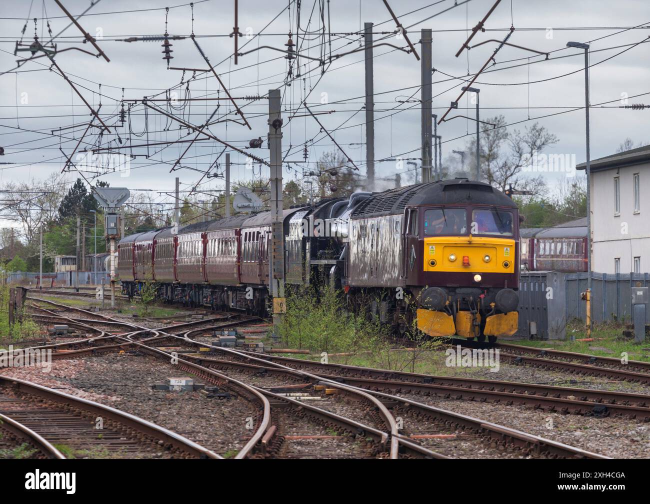 West Coast Railways Diesellokomotive der Baureihe 47, die eine Dampflok und leere Wagen bei Carnforth auf der Hauptstrecke der Westküste transportierte. Stockfoto