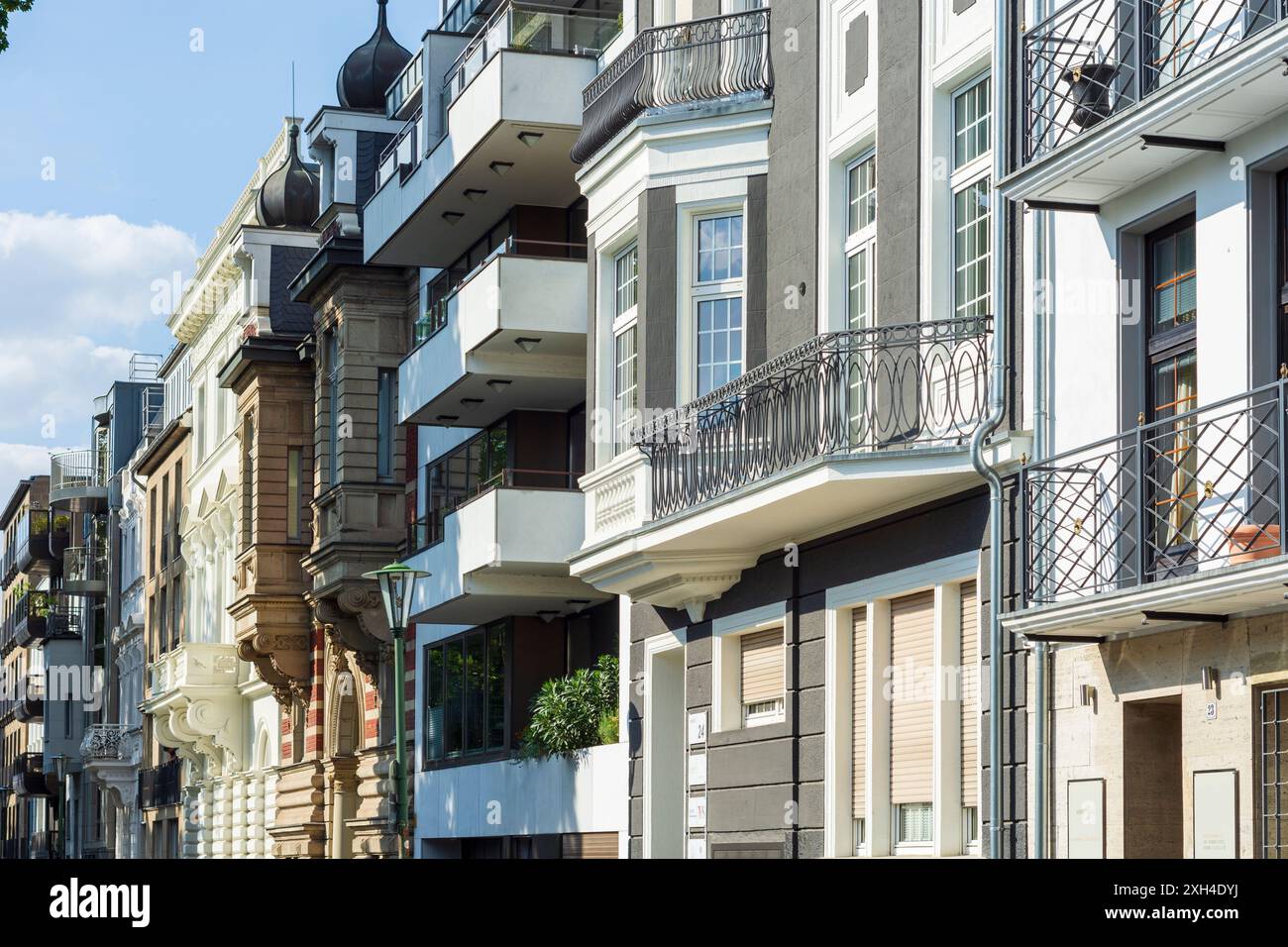 Düsseldorf: Mischung aus alten und neuen Mehrfamilienhäusern, Balkone, Inselstraße, Stadtteil Pempelfort in Düsseldorf und Neanderland, Nordrhein-Westf Stockfoto