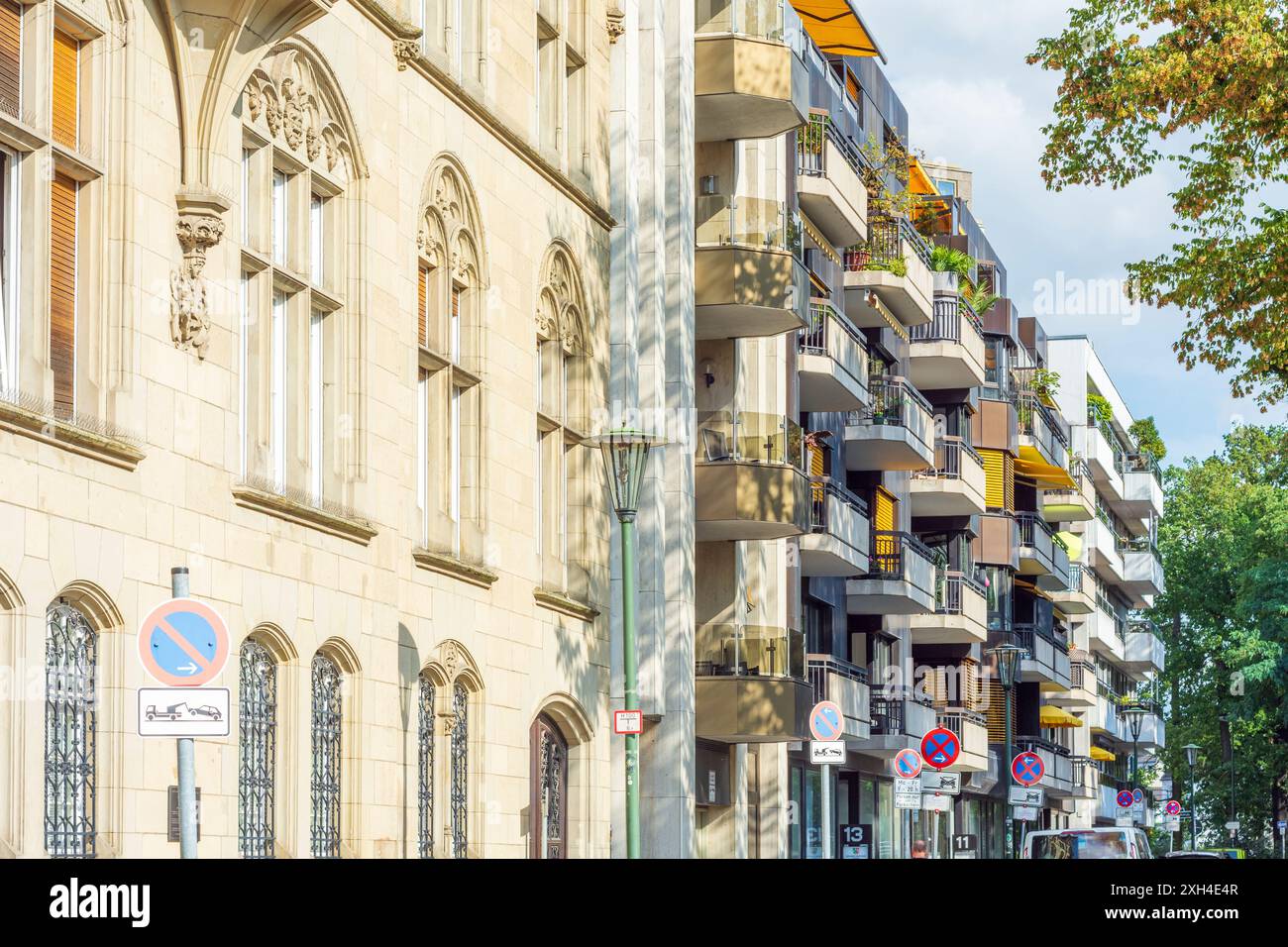 Düsseldorf: Mischung aus alten und neuen Mehrfamilienhäusern, Balkone, Inselstraße, Stadtteil Pempelfort in Düsseldorf und Neanderland, Nordrhein-Westf Stockfoto