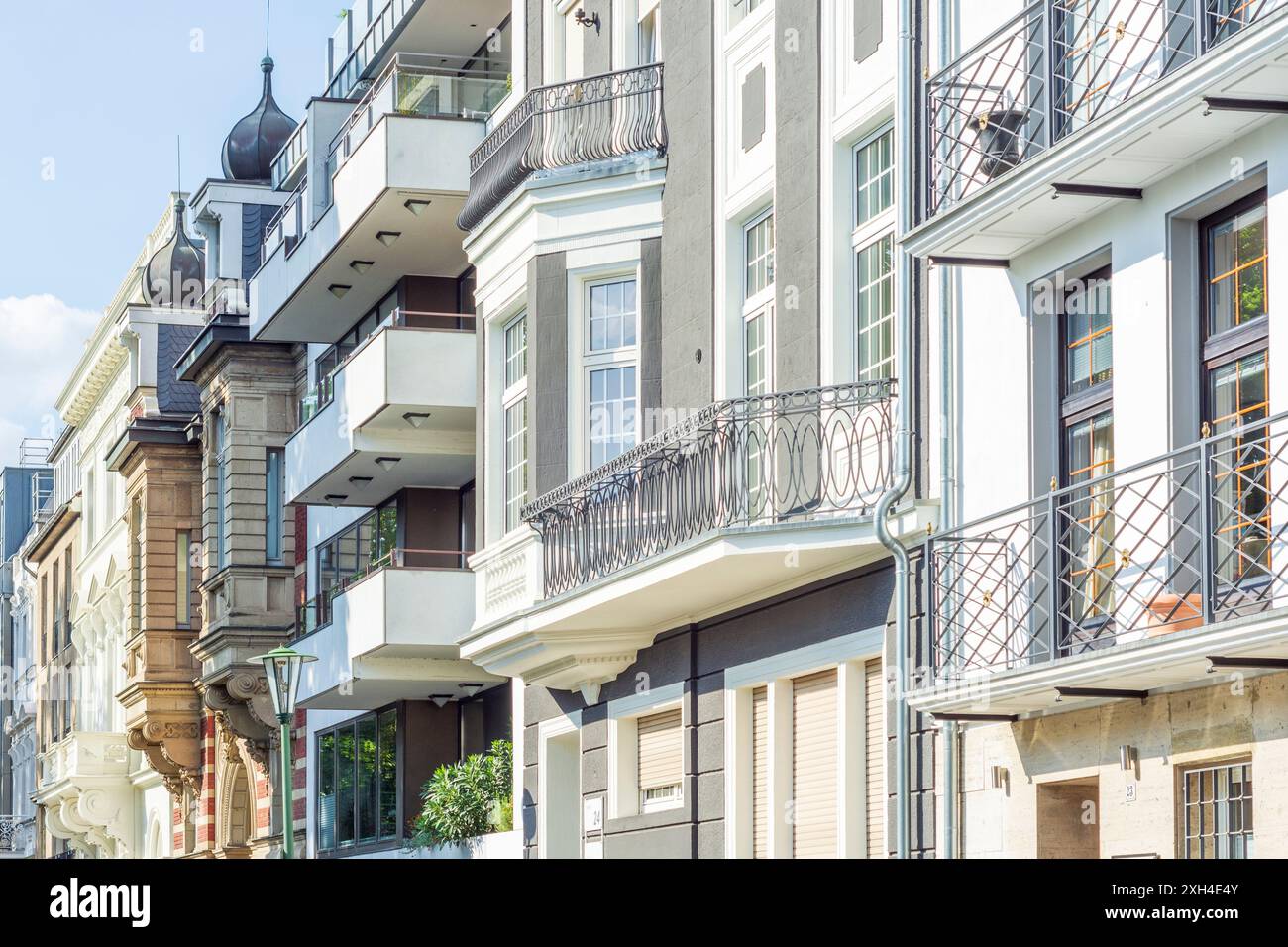 Düsseldorf: Mischung aus alten und neuen Mehrfamilienhäusern, Balkone, Inselstraße, Stadtteil Pempelfort in Düsseldorf und Neanderland, Nordrhein-Westf Stockfoto