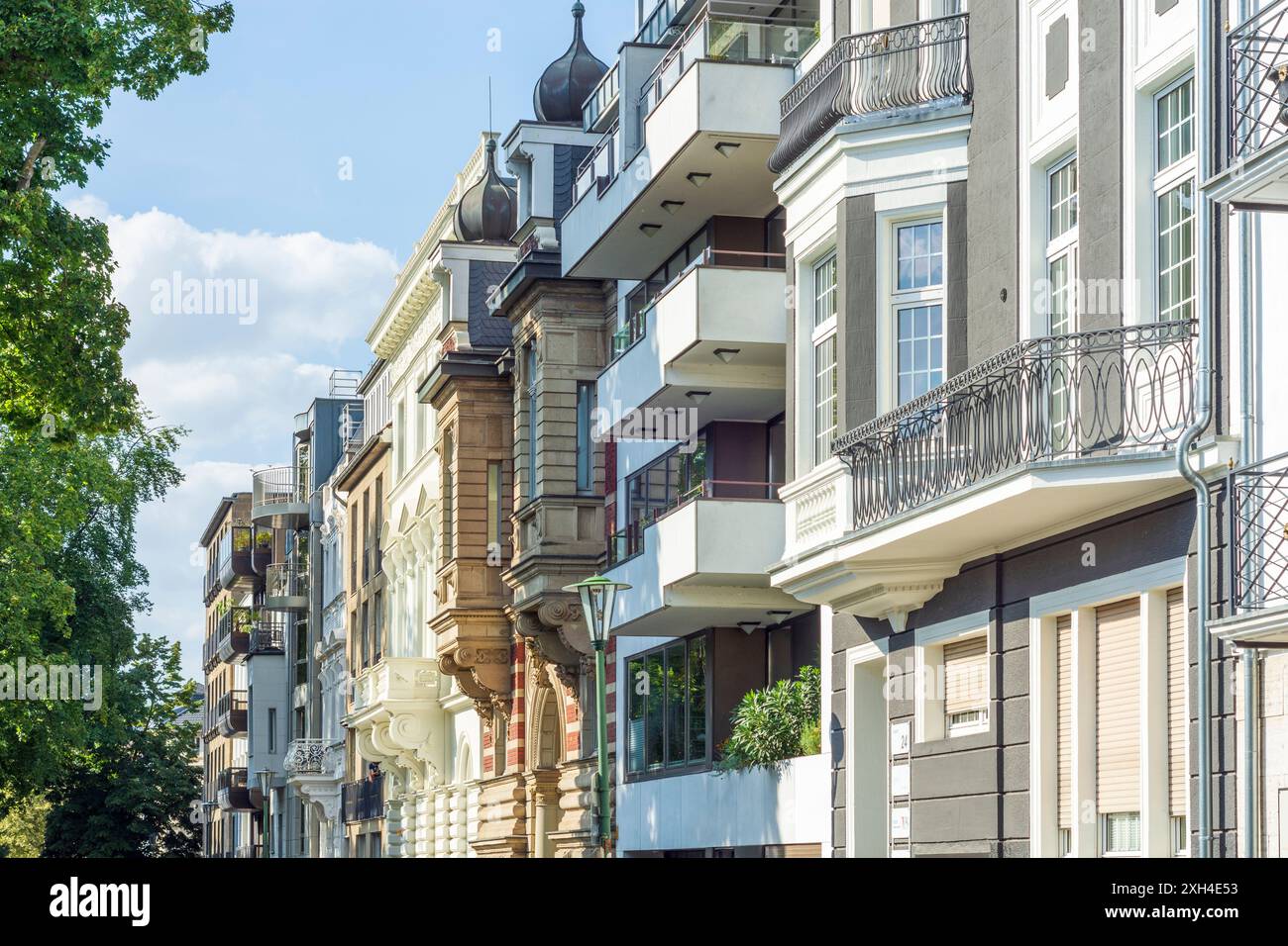 Düsseldorf: Mischung aus alten und neuen Mehrfamilienhäusern, Balkone, Inselstraße, Stadtteil Pempelfort in Düsseldorf und Neanderland, Nordrhein-Westf Stockfoto