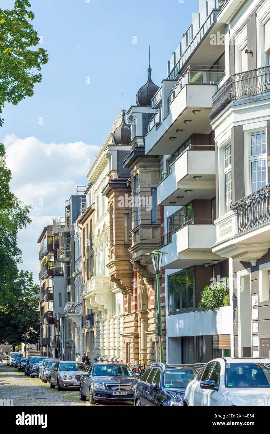 Düsseldorf: Mischung aus alten und neuen Mehrfamilienhäusern, Balkone, Inselstraße, Stadtteil Pempelfort in Düsseldorf und Neanderland, Nordrhein-Westf Stockfoto