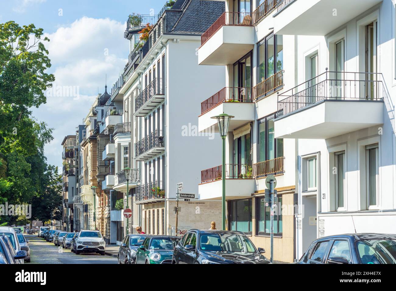 Düsseldorf: Mischung aus alten und neuen Mehrfamilienhäusern, Balkone, Inselstraße, Stadtteil Pempelfort in Düsseldorf und Neanderland, Nordrhein-Westf Stockfoto