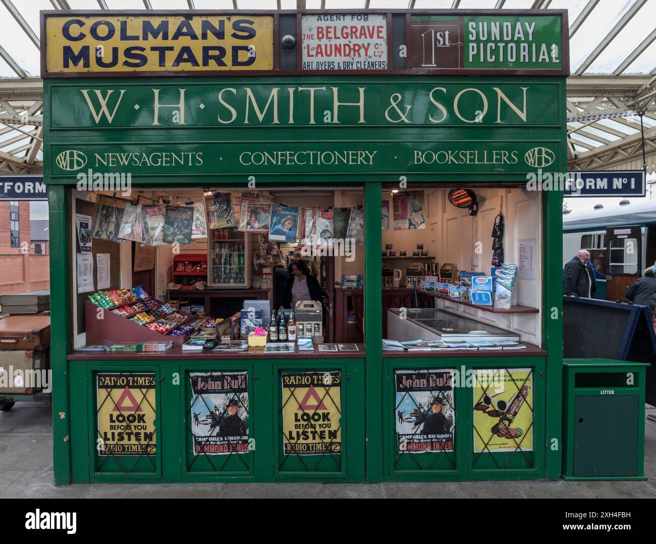 WHSmith Zeitungskiosk am Bahnhof Loughborough an der erhaltenen Great Central Railway. Stockfoto