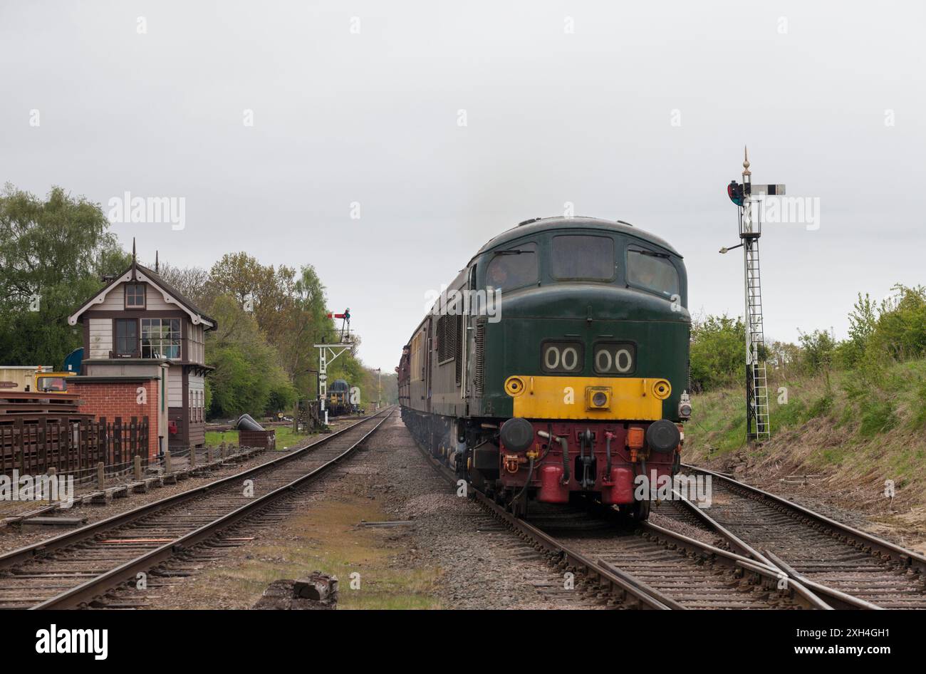 Quorn and Woodhouse (erhaltene Great Central Railway) der Baureihe 45 Peak D123, der auf der zweigleisigen Strecke mit Bremswagen und Semaphore-Signal ankommt Stockfoto