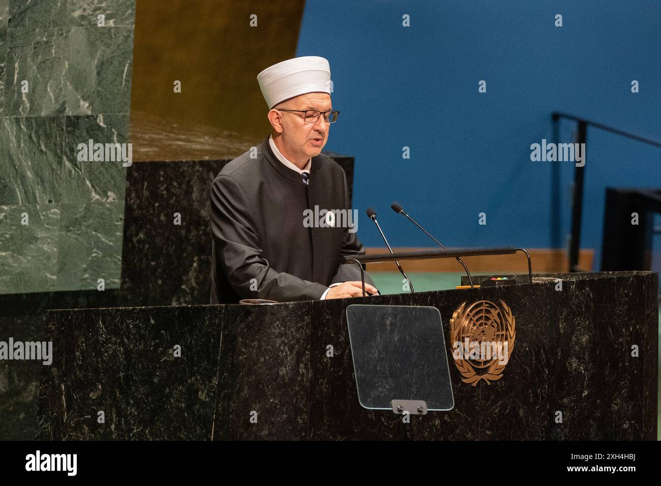 New York, USA. Juli 2024. Nedzad Grabus, Mufti von Sarajevo, spricht während der Gedenkveranstaltung anlässlich des Internationalen Tages der Reflexion und des Gedenkens an den Völkermord von 1995 in Srebrenica am 11. Juli 2024 im UN-Hauptquartier in New York. (Foto: Lev Radin/SIPA USA) Credit: SIPA USA/Alamy Live News Stockfoto