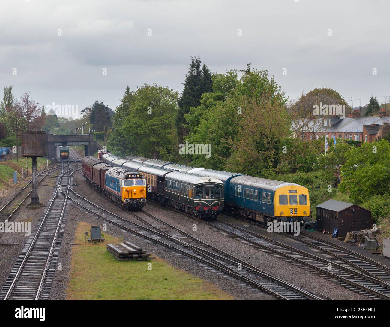 Bahnhof Loughborough Throat (Great Central Railway) Klasse 50 50017 (links) 79900 Iris / 50203 + 59506 + 50266 (rechts) Stockfoto