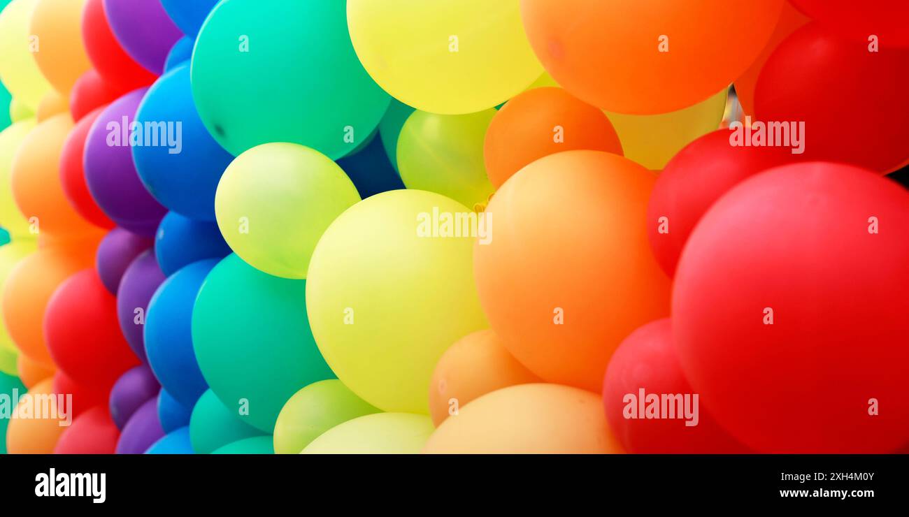 Hintergrund mit einem Haufen bunter Ballons auf dem Kinderspielplatz Stockfoto