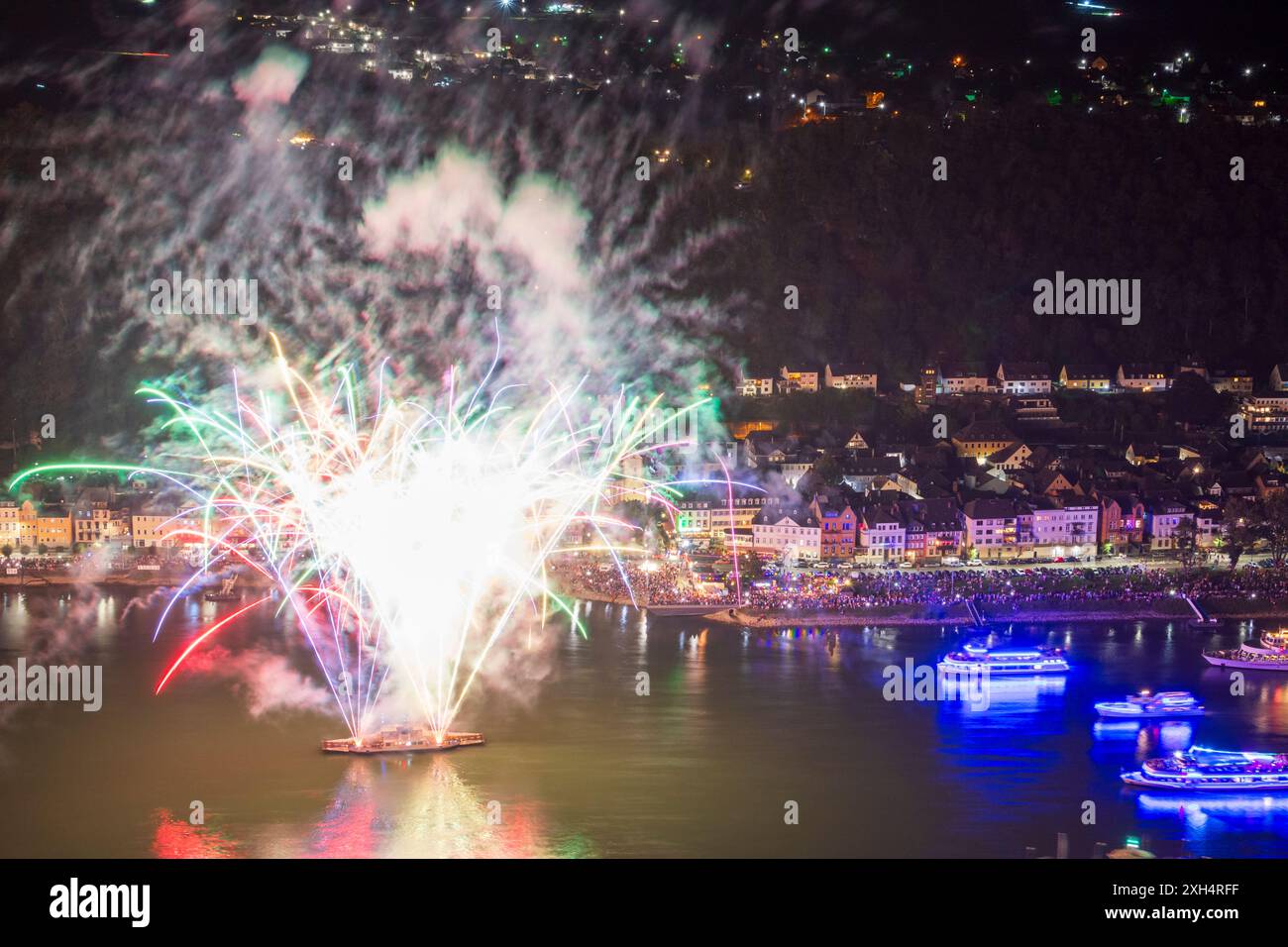 Sankt Goar: Rhein, Mittelrhein, Stadt Sankt Goar, Blick vom Dreiburgenblick, Fahrgastschiffe, Feuerwerk bei „Rhein in Flammen“ (Rhein in Flammen) Stockfoto