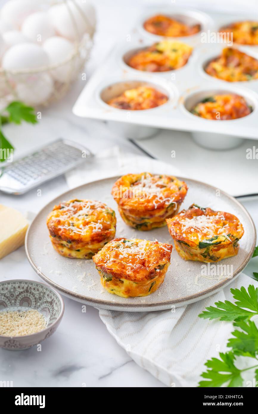 Hausgemachte gesunde Spinat-Käse-Eiermuffins, proteinreiches und kohlenhydratarmes Frühstück Stockfoto