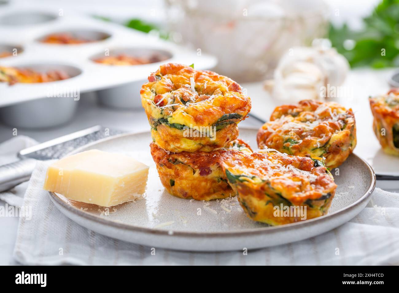 Hausgemachte gesunde Spinat-Käse-Eiermuffins, proteinreiches und kohlenhydratarmes Frühstück Stockfoto