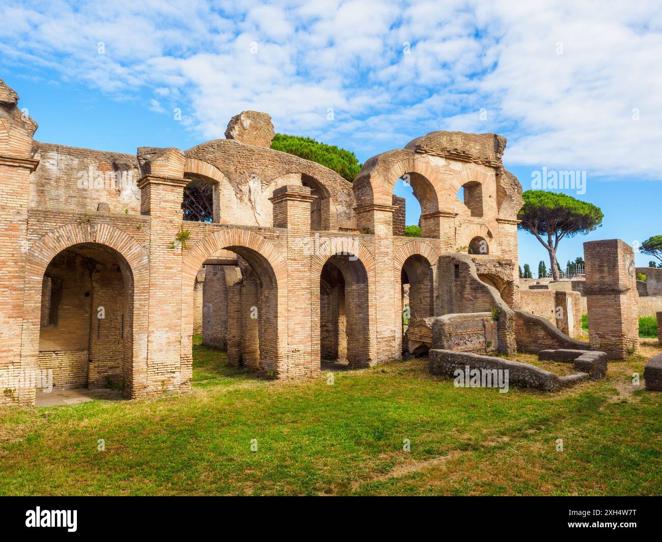 Charioteers' Block (Caseggiato degli Aurighi) (um 140 n. Chr.) - Archäologischer Park von Ostia Antica, Rom, Italien Stockfoto