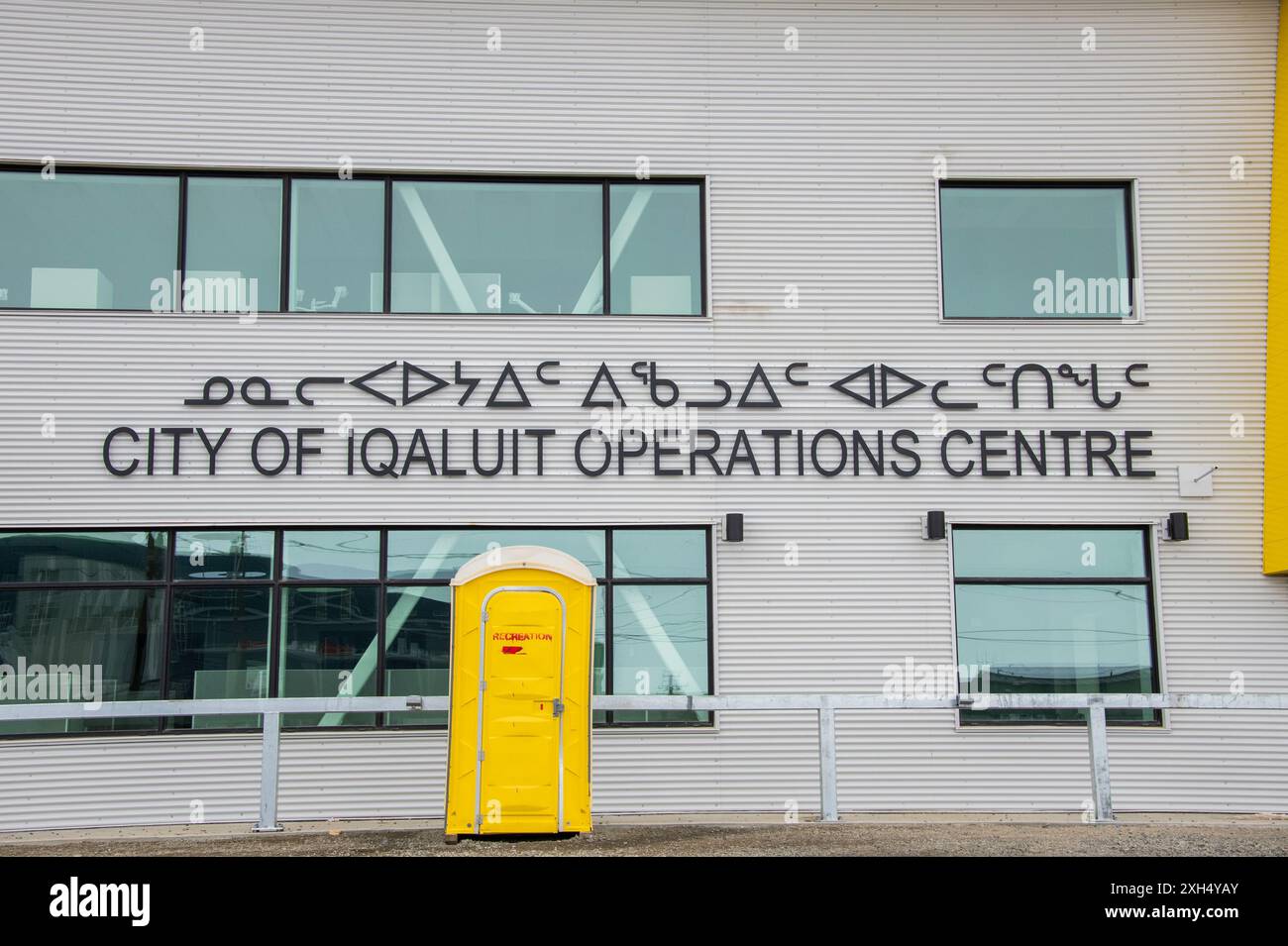 Zweisprachiges Unterschreiben der Stadt Iqaluit Operations Centre auf Englisch und Inuktitut in der Sivumugiaq Street in Iqaluit, Nunavut, Kanada Stockfoto