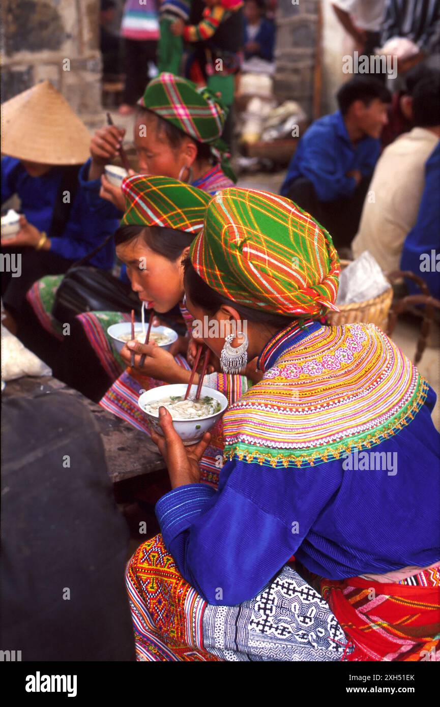 Flower Hmong Girls Eating, Bac Ha Markt, aufgenommen 1999, Sa Pa, Lao Cai Provinz, Vietnam, Asien Stockfoto