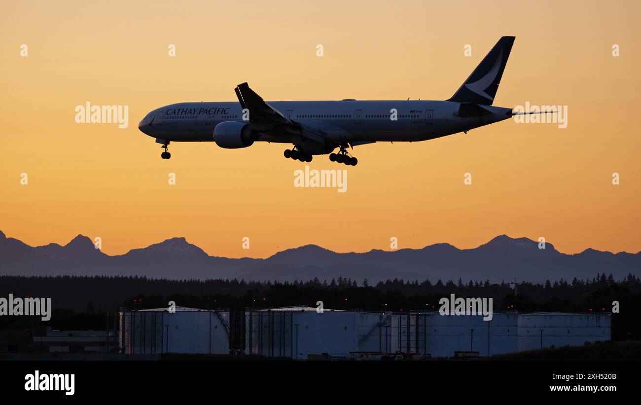 Richmond, British Columbia, Kanada. Juli 2024. Ein Cathay Pacific Boeing 777-300ER-Jetliner (B-KPZ), der auf dem letzten Anflug zum Vancouver International Airport landet. (Credit Image: © Bayne Stanley/ZUMA Press Wire) NUR REDAKTIONELLE VERWENDUNG! Nicht für kommerzielle ZWECKE! Stockfoto