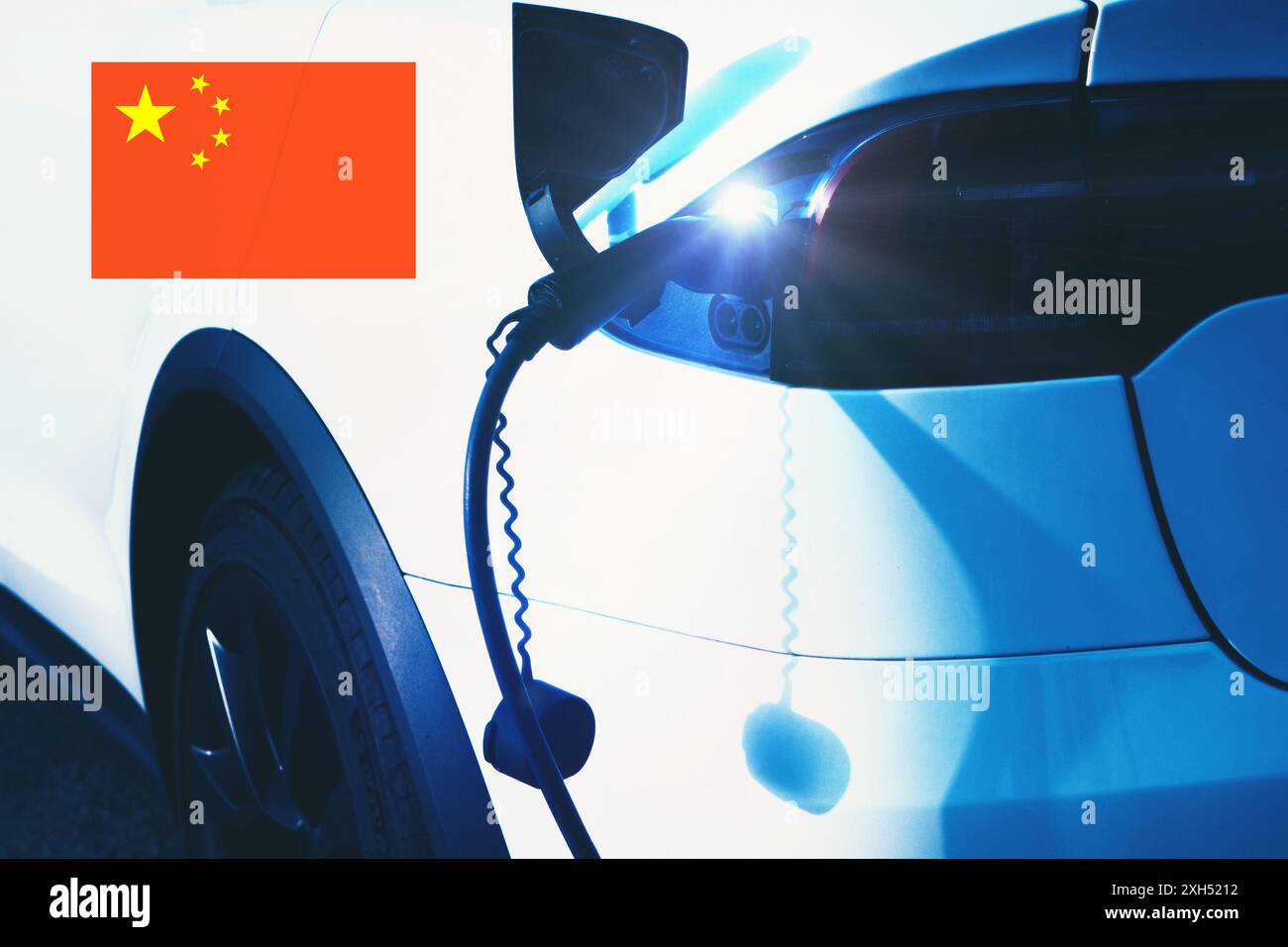 Nahaufnahme eines Elektroautos mit der chinesischen Flagge als Hintergrund. Konzept der chinesischen Automobilindustrie. Stockfoto