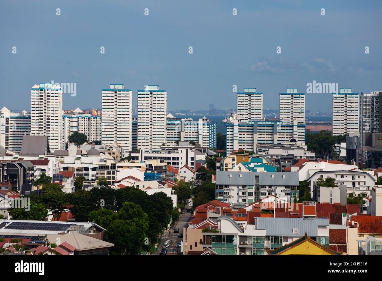 Marine Parade hohe öffentliche Häuser mit einem würdigen Blick auf das Wasser. Skyline von Singapur. Stockfoto