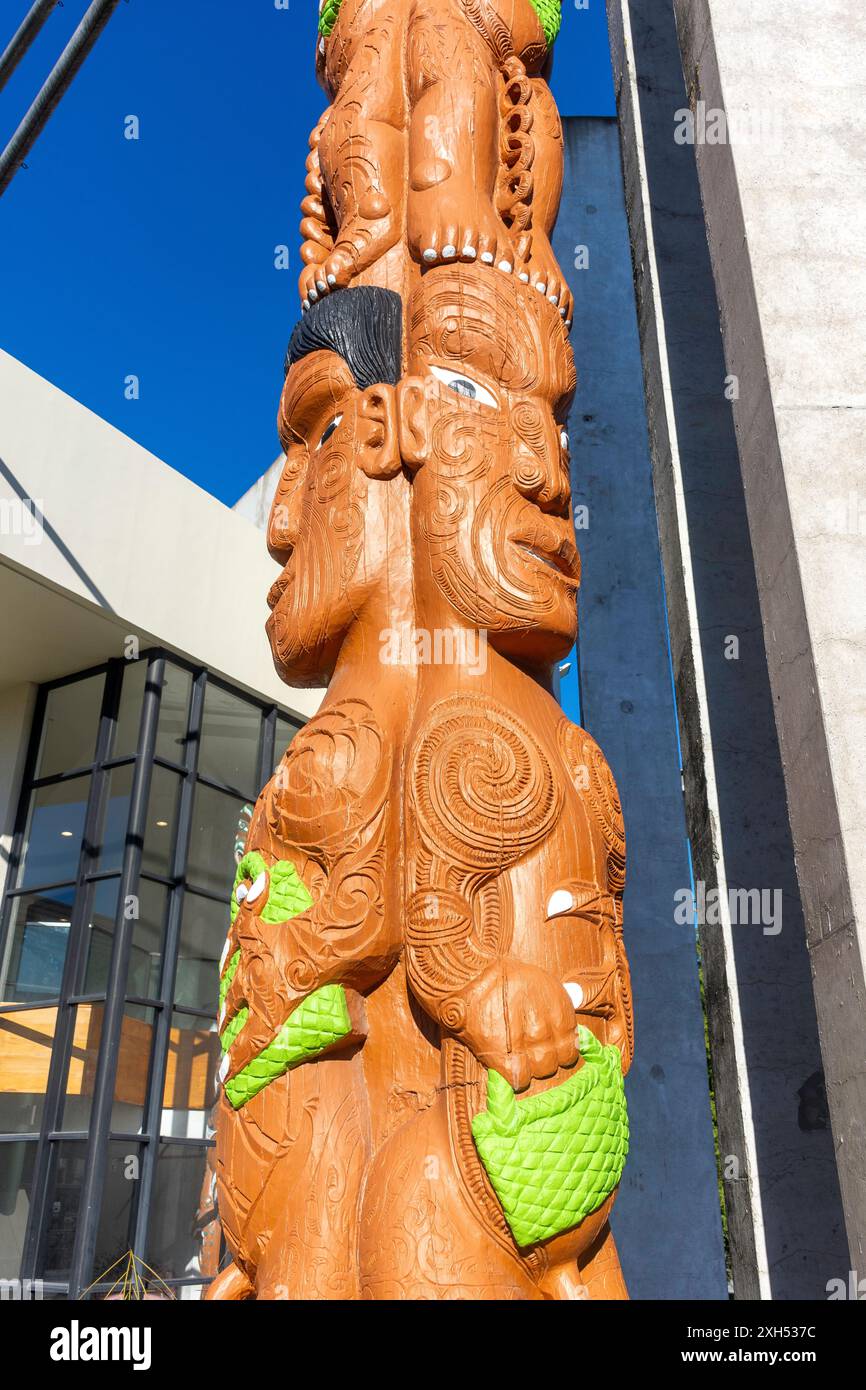 Maori-Schnitzerei vor dem Te Puna Wanaka Gebäude, Ara Institute of Canterbury, City Campus, Madras St, Christchurch (Ōtautahi), Canterbury, Neuseeland Stockfoto