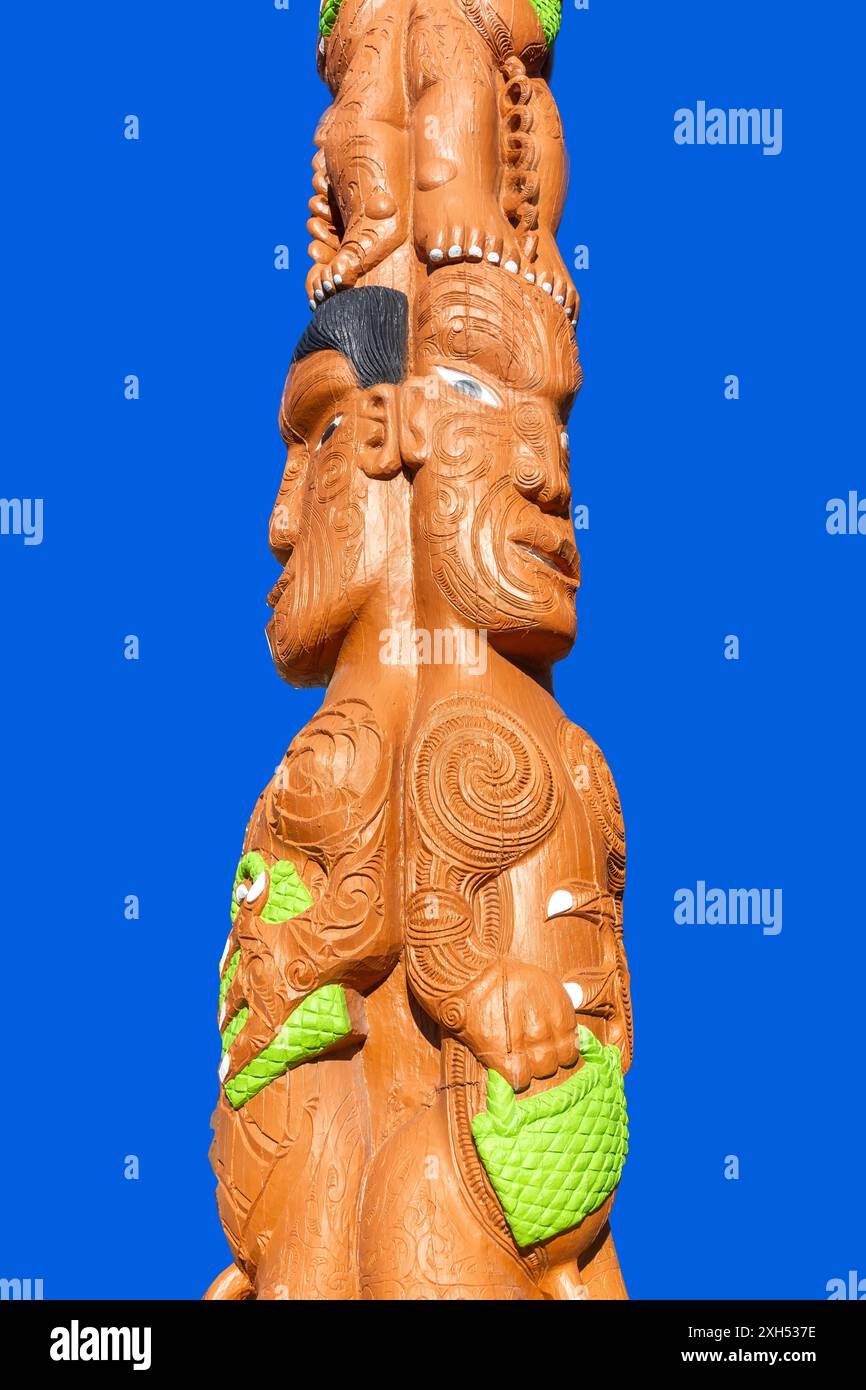 Maori-Schnitzerei vor dem Te Puna Wanaka Gebäude, Ara Institute of Canterbury, City Campus, Madras St, Christchurch (Ōtautahi), Canterbury, Neuseeland Stockfoto