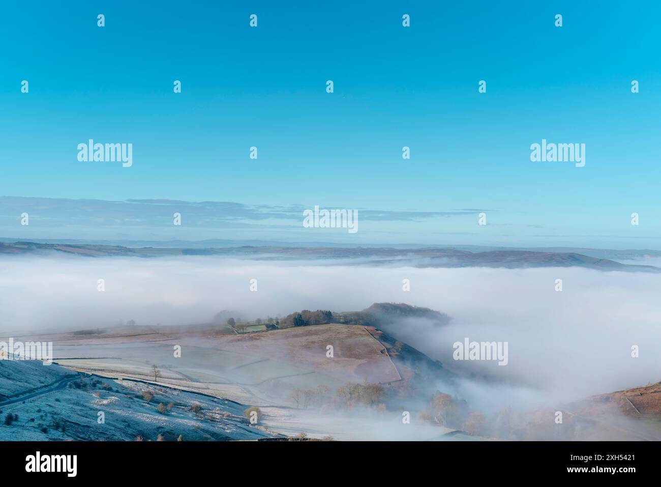 Fantastischer Blick auf den Nationalpark Peak District an kalten nebeligen Tagen Stockfoto