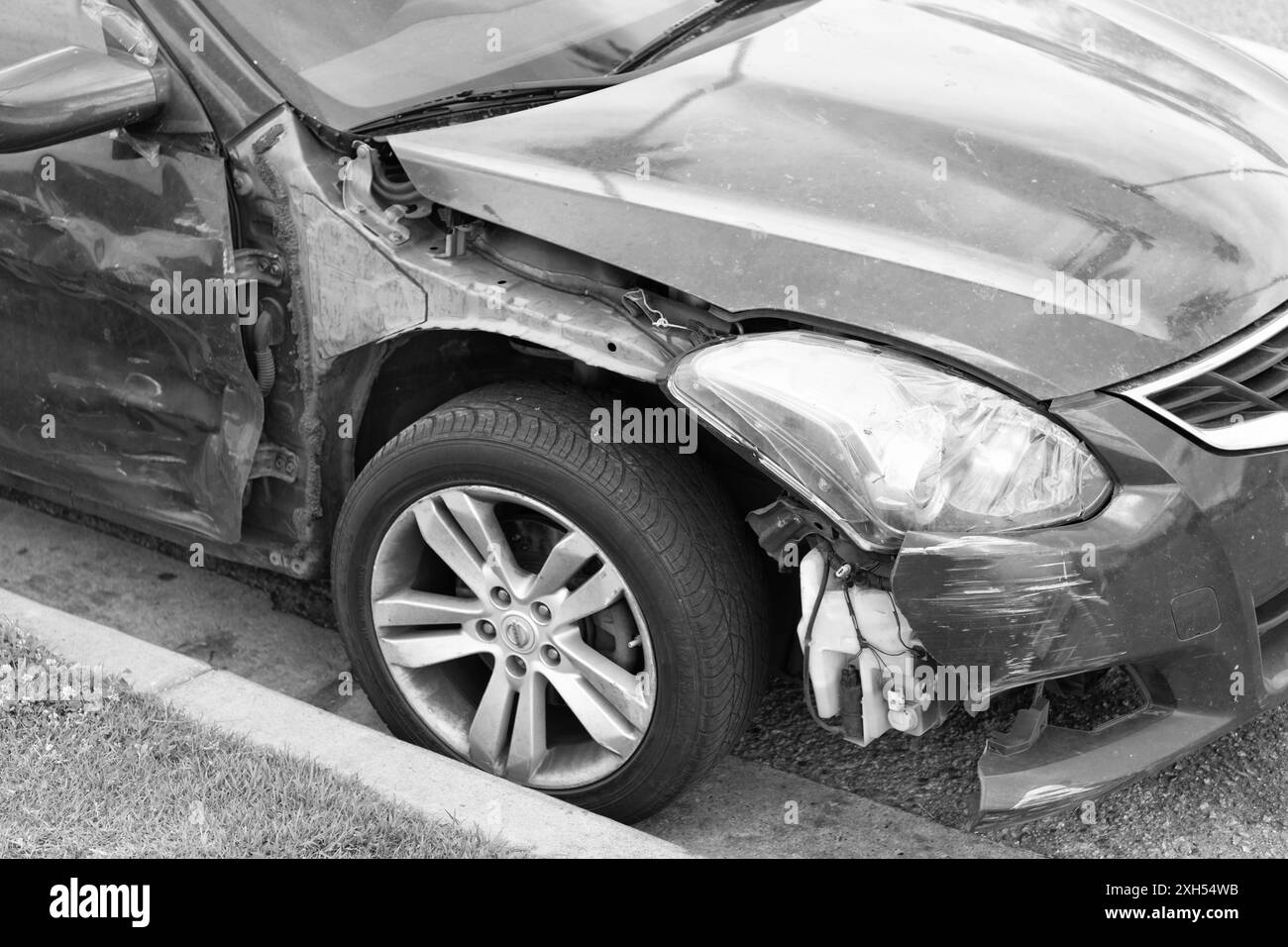 Seattle, Washington, USA - 1. April 2021: nissan-Fahrzeug nach Verkehrsunfall kaputt Stockfoto