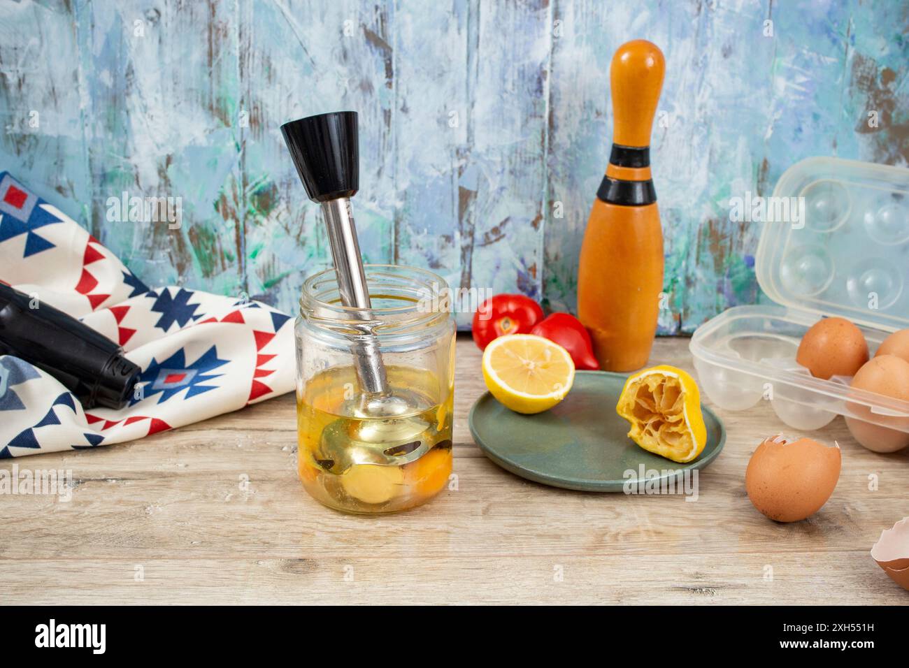 Zubereitung von Mayonnaise in einem Glasbehälter mit einem vertikalen Eintauchmixer, Nahaufnahme Stockfoto