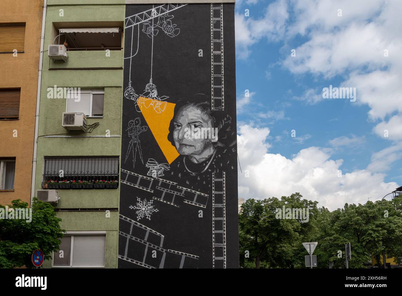 Straßenkunst an der Ecke eines Wohnblocks, Porträt und Filmzusätze wie Kamera und Beleuchtung. April 2024 Stockfoto