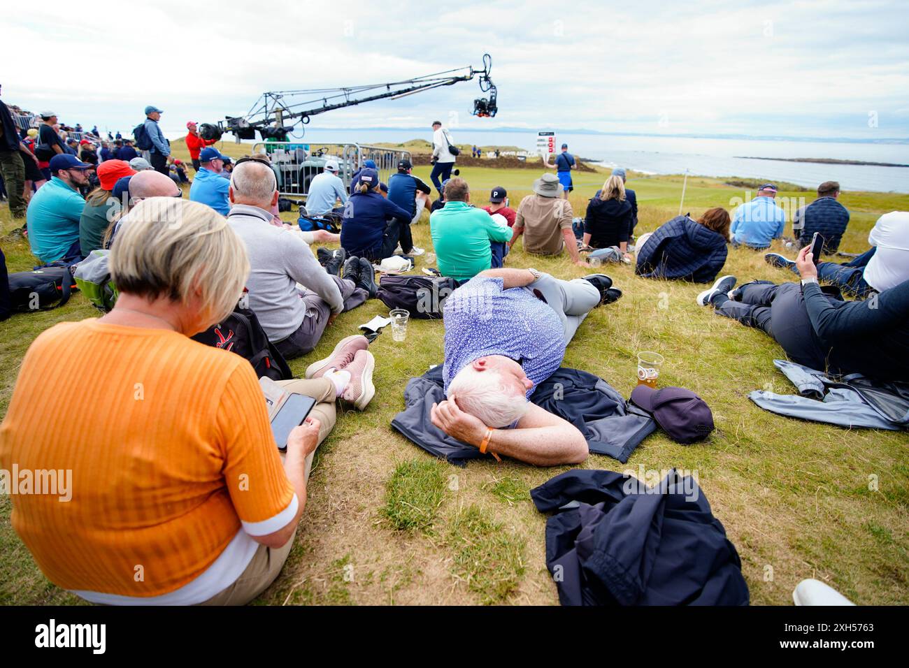 North Berwick, Schottland, Großbritannien. Juli 2024. Tag eins bei den Genesis Scottish Open, die heute bis 14. Juli auf dem Renaissance-Kurs außerhalb von North Berwick in East Lothian beginnen. Bild: Die Zuschauer entspannen sich im 14. Green. Iain Masterton/Alamy Live News Stockfoto