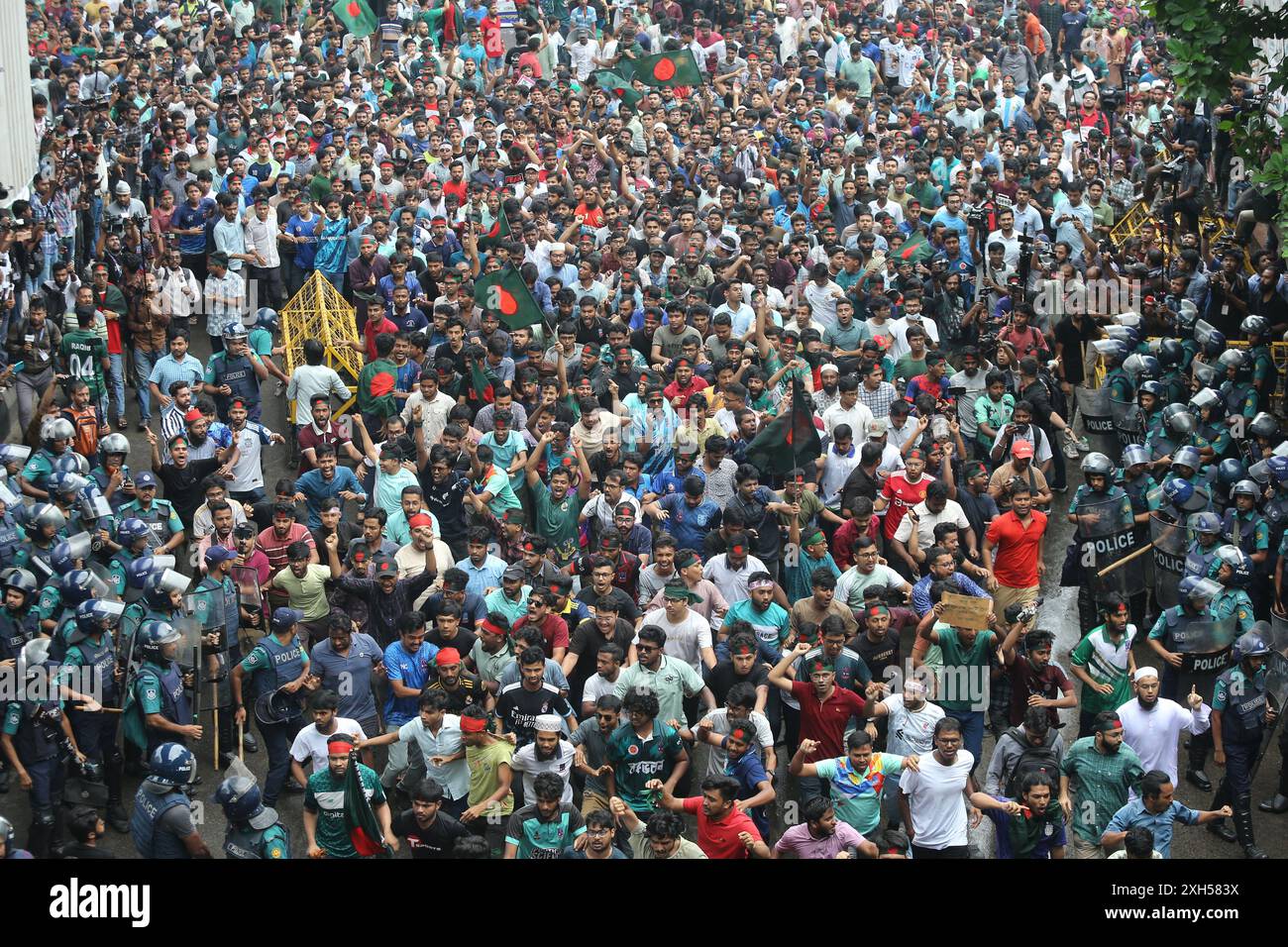 Dhaka, Bangladesch. Juli 2024. Während eines Protestes gegen die Forderung nach einem leistungsorientierten System für Beamtenjobs in Dhaka am 11. Juli 2024 streiten Studenten mit der Polizei. Die Polizei von Bangladesch feuerte am 11. Juli Tränengas und Gummigeschosse ab, um Demonstranten von Universitätsstudenten zu zerstreuen, die die Abschaffung von Quoten forderten, die sie angeblich zur Unterstützung von regierungsfreundlichen Jobkandidaten manipuliert hätten. Foto: Habibur Rahman/ABACAPRESS. COM Credit: Abaca Press/Alamy Live News Stockfoto