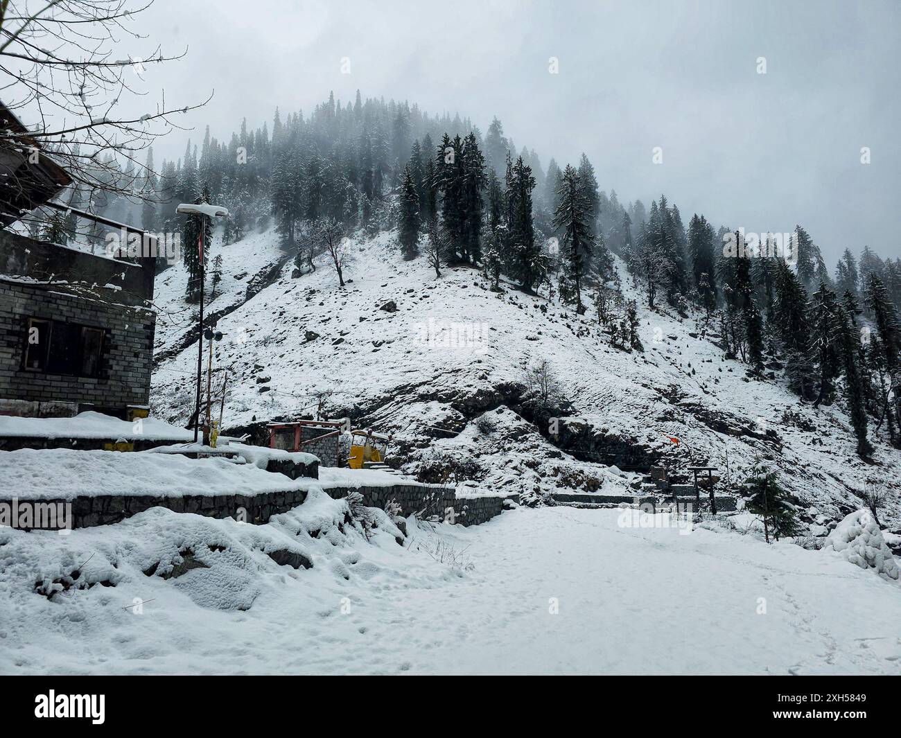 Sissu ist eine kleine Stadt im Lahaul-Tal von Himachal Pradesh in Indien. Es ist etwa 40 km von Manali entfernt und liegt am rechten Ufer des Flusses Chandra Stockfoto