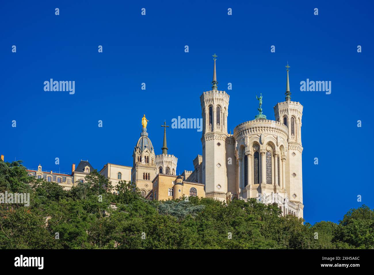 Basilika Notre-Dame de Fourvière in Lyon, Frankreich, an einem klaren Tag Stockfoto