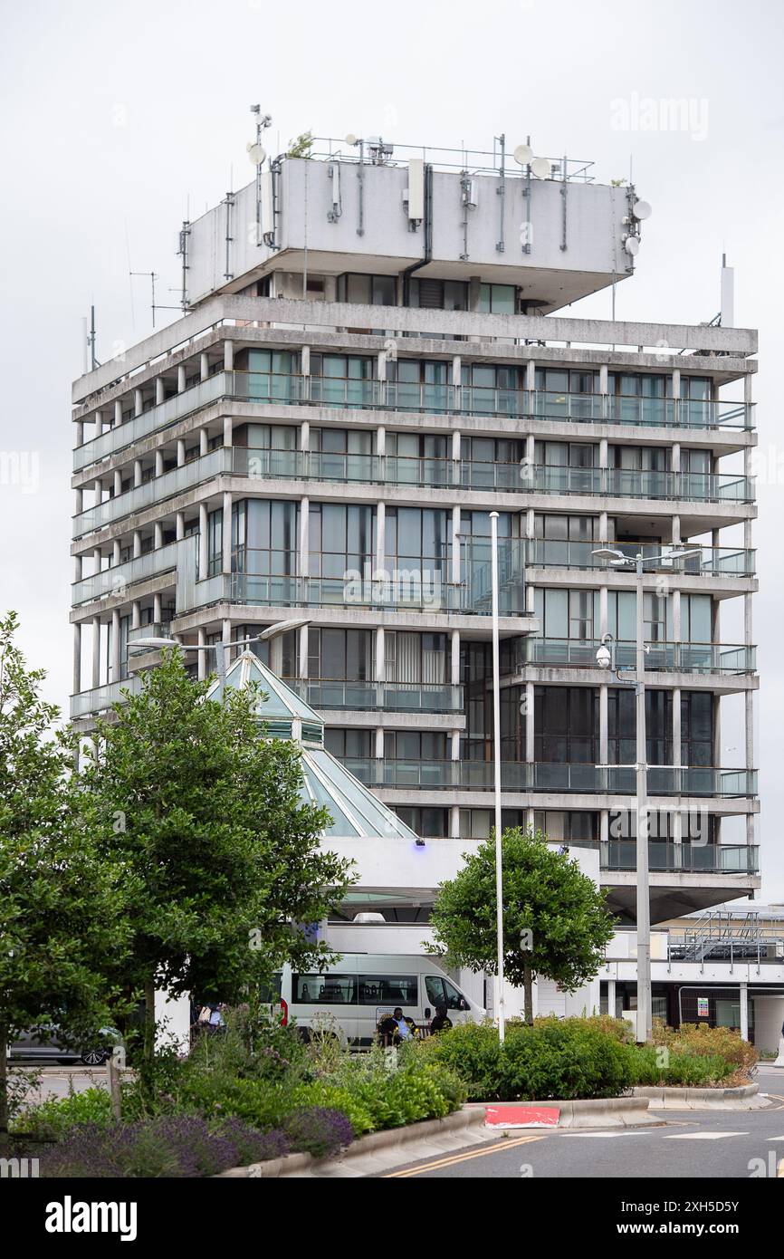 Slough, Großbritannien. Juli 2024. Wexham Park Hospital in Slough, Berkshire Teil von Frimley Health. Das Krankenhaus wurde von einem Superkäfer getroffen, der angeblich medikamentenresistent ist. Der Ausbruch von Enterobacterales-produzierenden Carbapenemase (CPE) wird vermutlich mit Problemen mit Drainagen im Krankenhaus in Verbindung gebracht. Frimley Trust hat gesagt, dass keine Todesfälle von Patienten direkt mit dem Superkäfer in Verbindung gebracht wurden. 75 Patienten im Wexham Park Hospital wurden zwischen 2023 und 2024 mit CPE diagnostiziert. CPE sind gegen die meisten Antibiotika immun. Bei einem von vier Patienten wurde eine CPE bei der Eden Ward Blutkrankheit und Cance festgestellt Stockfoto