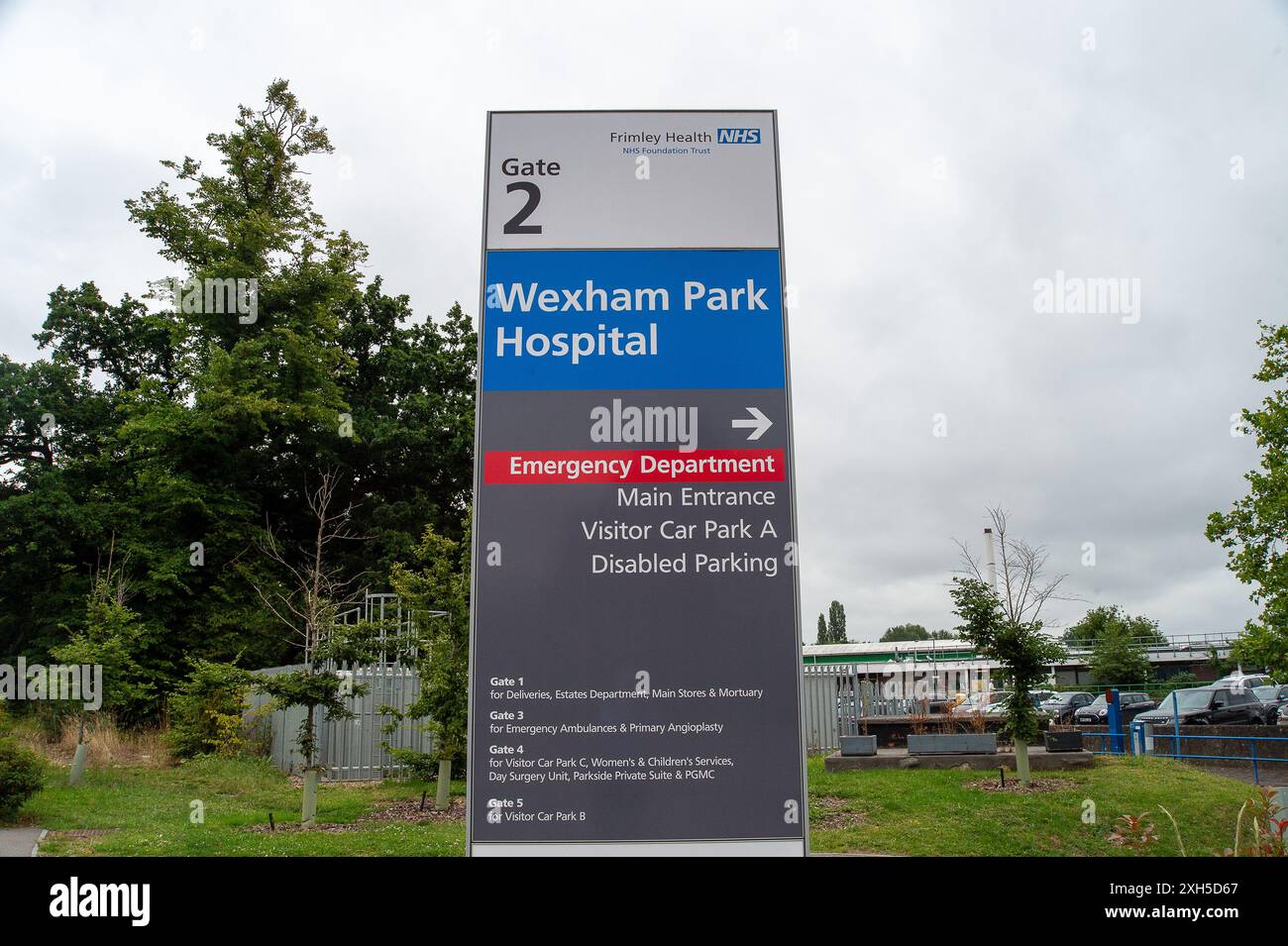 Slough, Großbritannien. Juli 2024. Wexham Park Hospital in Slough, Berkshire Teil von Frimley Health. Das Krankenhaus wurde von einem Superkäfer getroffen, der angeblich medikamentenresistent ist. Der Ausbruch von Enterobacterales-produzierenden Carbapenemase (CPE) wird vermutlich mit Problemen mit Drainagen im Krankenhaus in Verbindung gebracht. Frimley Trust hat gesagt, dass keine Todesfälle von Patienten direkt mit dem Superkäfer in Verbindung gebracht wurden. 75 Patienten im Wexham Park Hospital wurden zwischen 2023 und 2024 mit CPE diagnostiziert. CPE sind gegen die meisten Antibiotika immun. Bei einem von vier Patienten wurde eine CPE bei der Eden Ward Blutkrankheit und Cance festgestellt Stockfoto