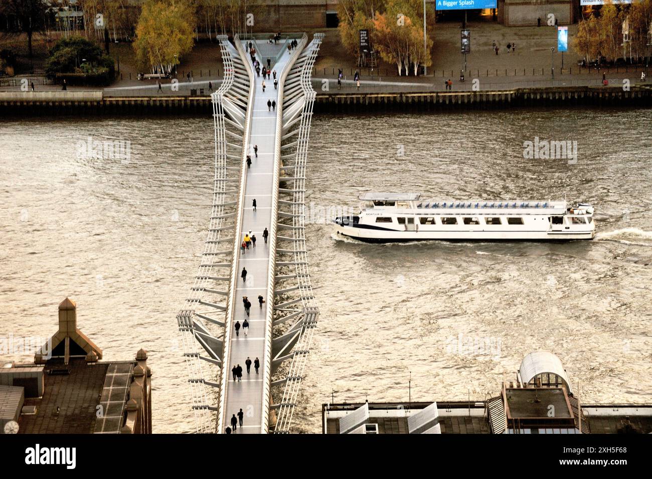 Vom Süden über die London Millennium Brücke über die Themse. Links Bankside mit der Stadt auf der Nordseite. London, England Stockfoto