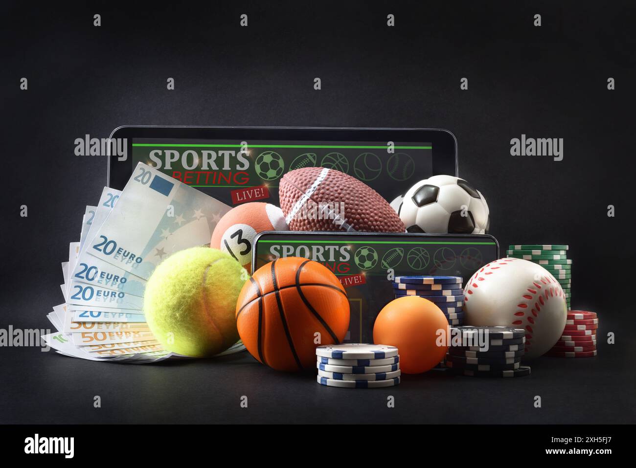 Konzept der physischen und Online-Sportwetten mit Bälle, die verschiedene Sportarten auf einem dunklen, isolierten Hintergrund mit Banknoten, Wettchips und m repräsentieren Stockfoto