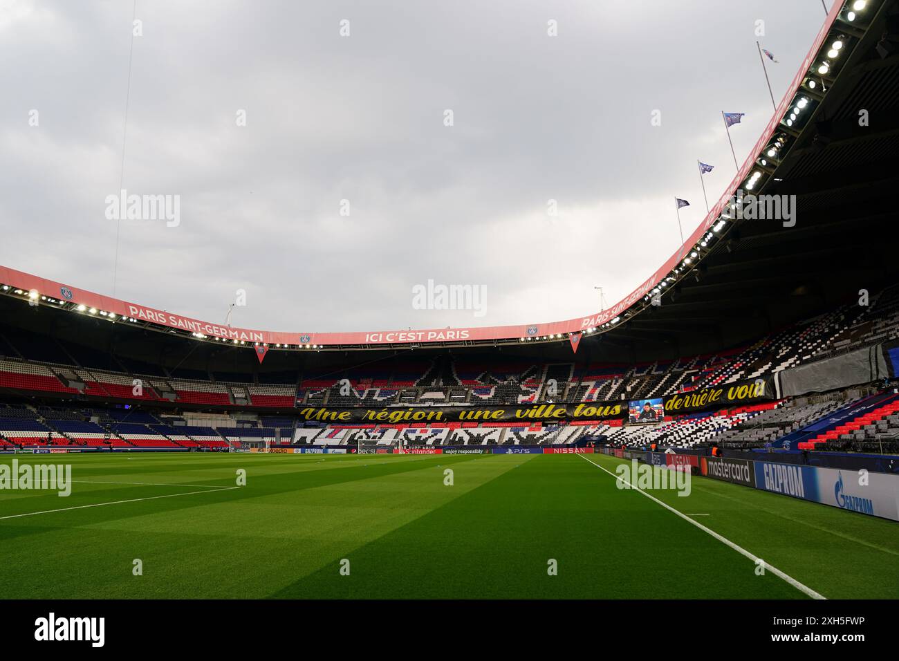 Aktenfoto vom 07/24 vom Parc des Princes. Paris wird die zweite Stadt sein, in der die Olympischen Spiele dreimal stattfinden, wenn die 33. Spiele am 26. Juli offiziell eröffnet werden. Der Fußball wird sich in ganz Frankreich ausbreiten, wobei die Spiele in Bordeaux, St Etienne, Nantes, Lyon, Marseille, schön vor dem Finale im Parc des Princes in der Hauptstadt. Ausgabedatum: Samstag, 12. Juli 2024. Stockfoto