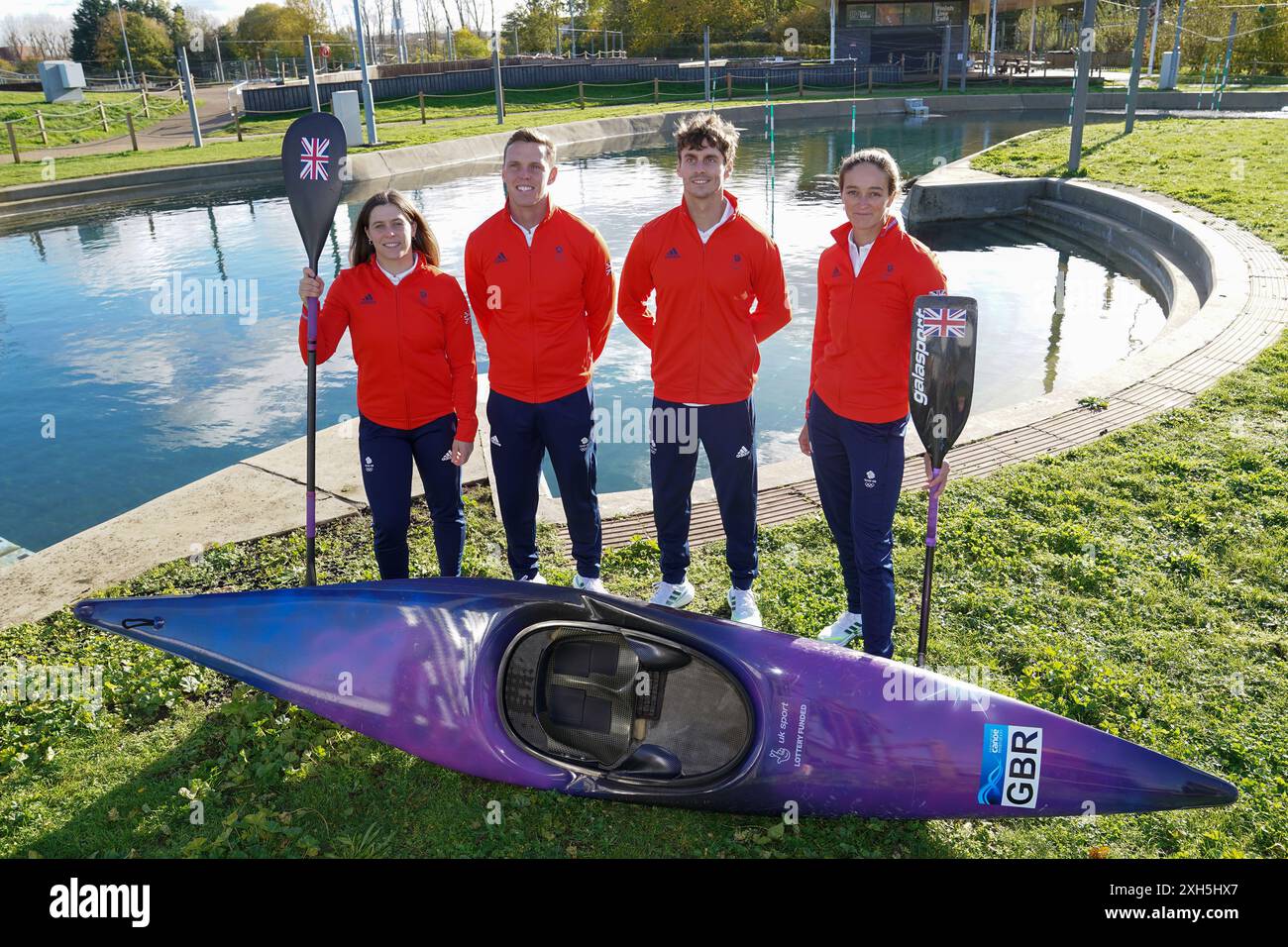 Dateifoto vom 15.11.2023 von Kimberley Woods, Joe Clarke, Adam Burgess und Mallory Franklin (links-rechts). Mallory Franklin, Kimberley Woods und Joe Clarke sind die britischen Medaillen bei diesem unterhaltsamen neuen Olympiaevent, bei dem Paddler gleichzeitig von einer Plattform starten und sich einen Wildwasserkurs hinunter kämpfen. Ausgabedatum: Freitag, 12. Juli 2024. Stockfoto